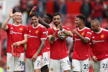 Manchester United aplasta a Leeds con triplete de Bruno Fernandes