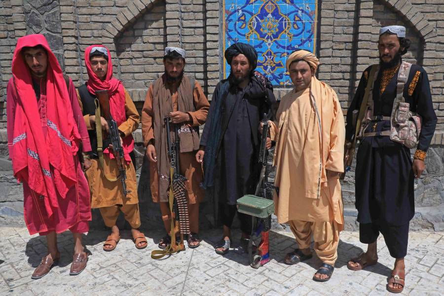 Talibanes claman “victoria” en palacio presidencial de Kabul