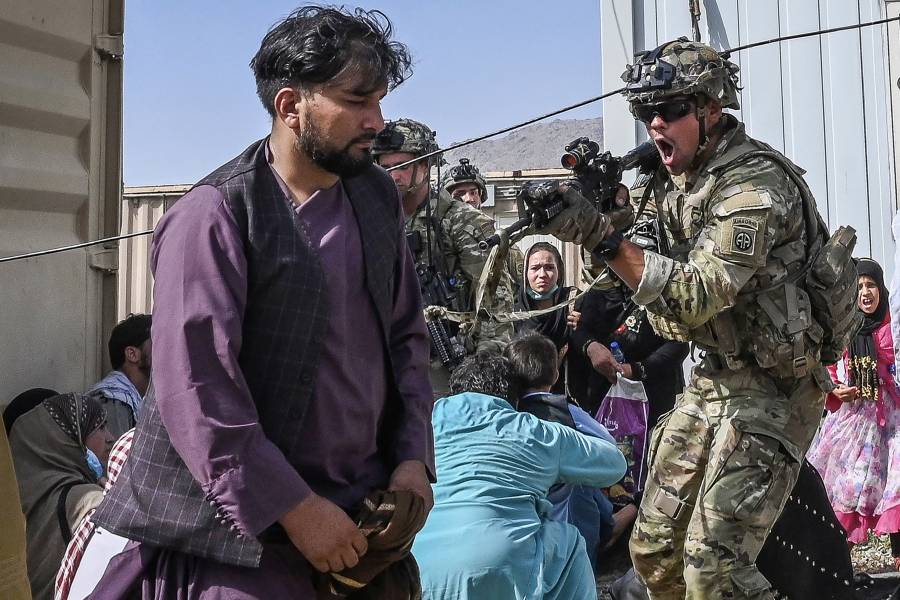 Soldados de EEUU matan a dos hombres armados en aeropuerto de Kabul