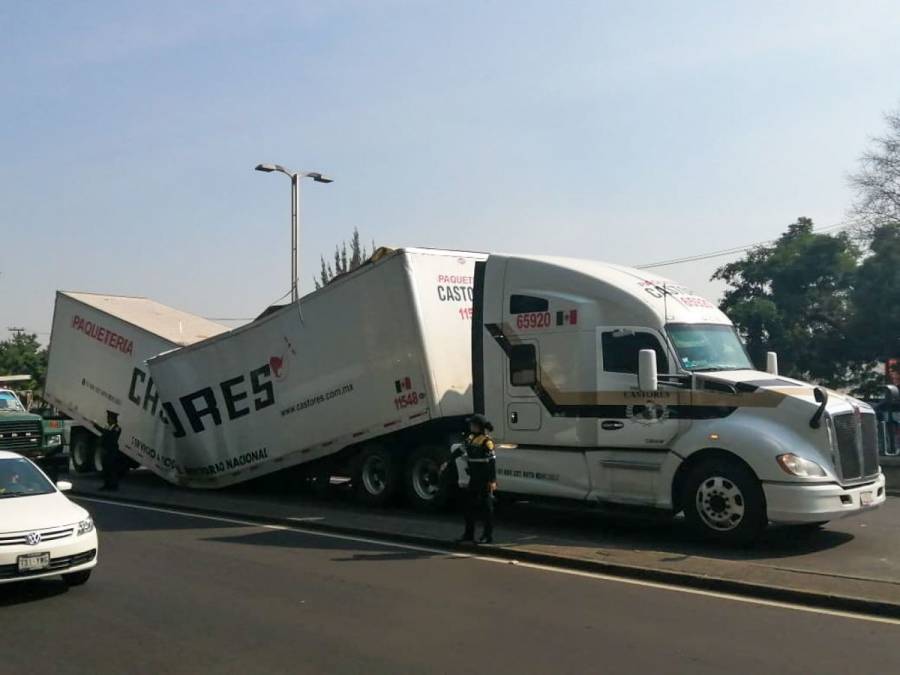 Un tráiler se parte en dos en la calzada Ignacio Zaragoza