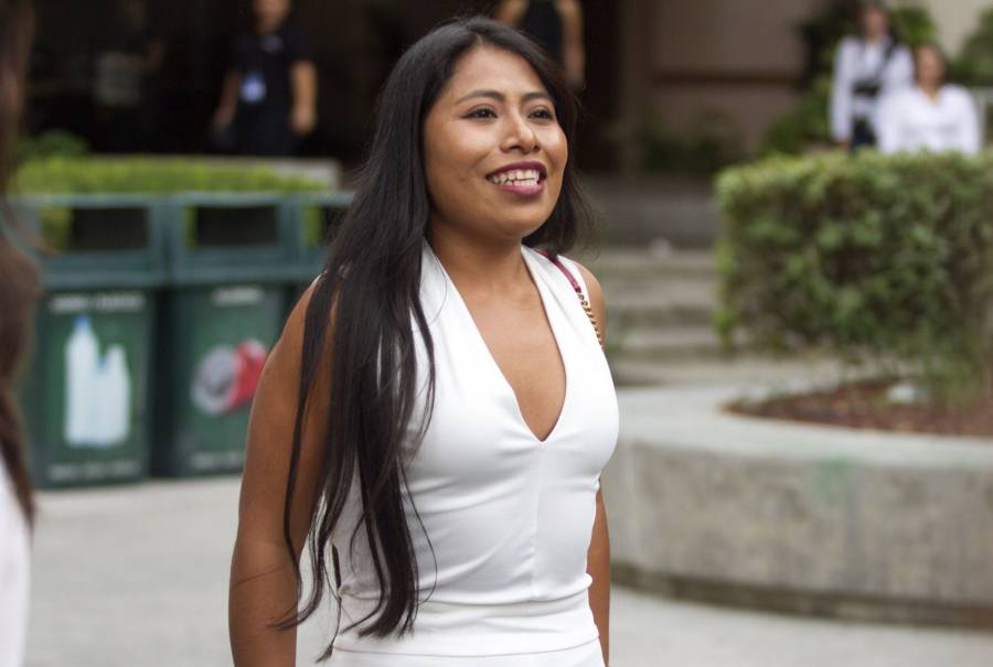 Yalitza Aparicio deslumbra con ajustado outfit