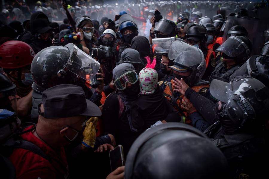 En el &Aacute;ngel de la Independencia, feministas se enfrentan con mujeres polic&iacute;as