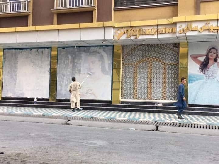 Talibanes borran fotos de mujeres de calles de Kabul