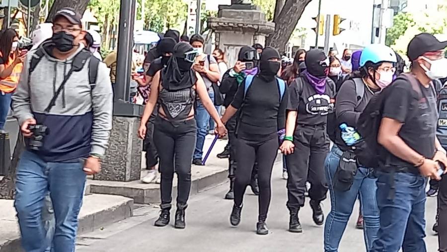 CDMX: Ateneas encauzaron manifestaci&oacute;n feminista de 80 mujeres y cinco hombres