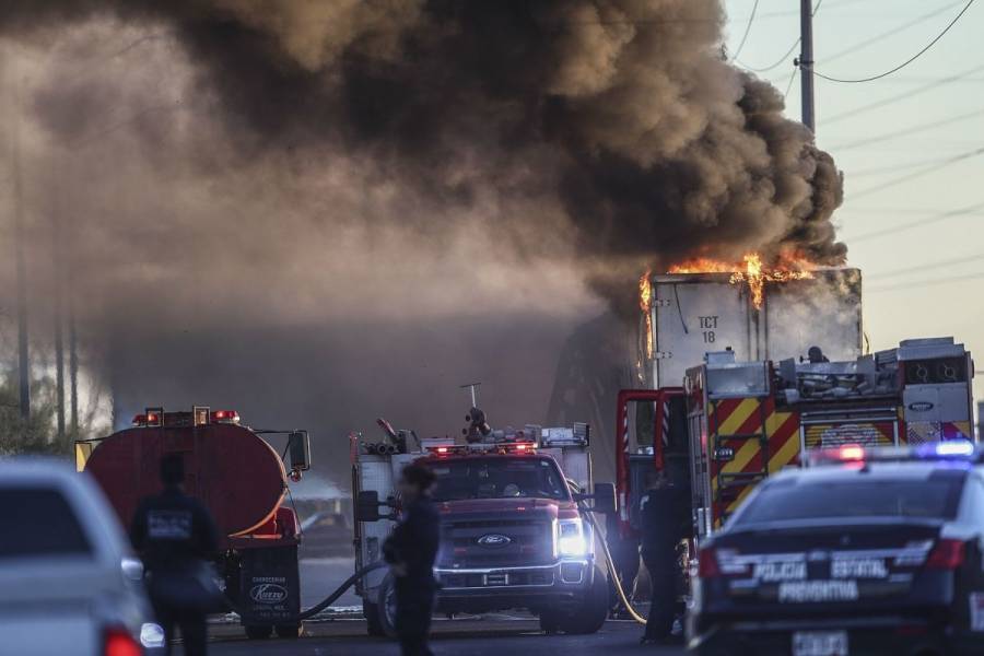 Tráiler se incendia en la carretera México-Cuernavaca; no hay lesionados