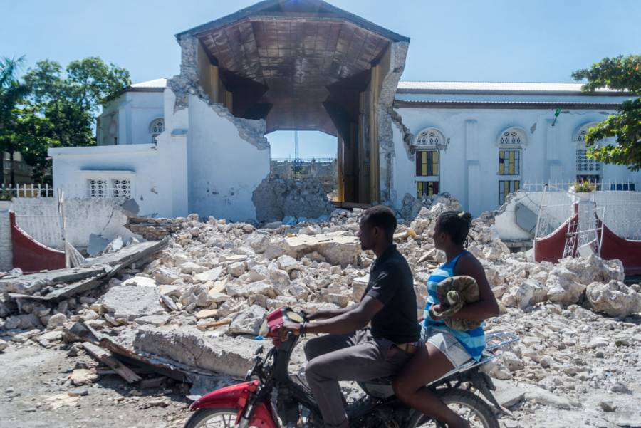 Suman casi mil 300 muertos por intenso sismo en Haití