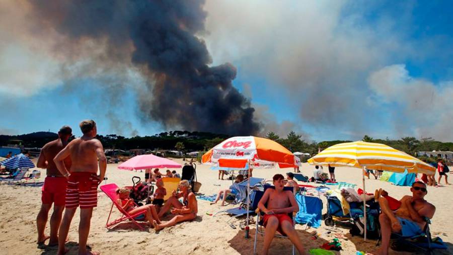 Costa Azul de Francia es evacuada por incendios forestales