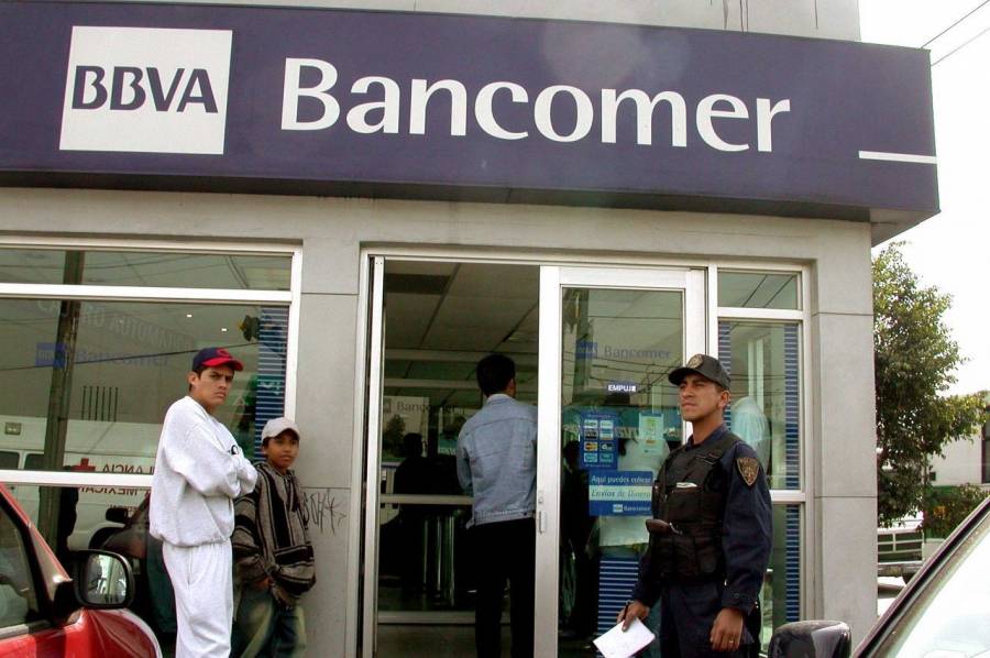 Detienen a dos jóvenes por asaltar banco en Iztapalapa