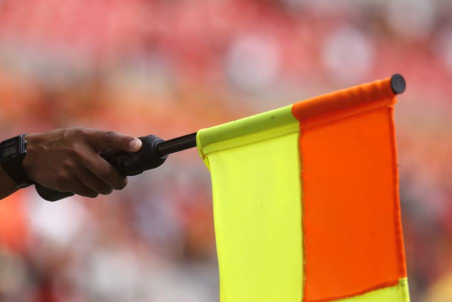 Video: &Aacute;rbitro saca la pistola, ante reclamos de jugadores y aficionados