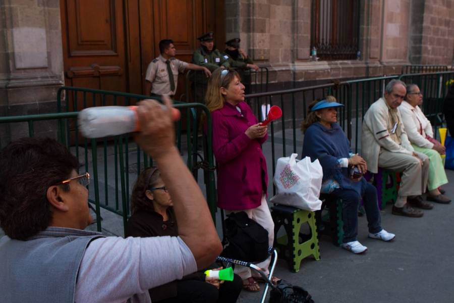 Pacientes de bariatría se manifiestan en Palacio Nacional; exigen continuidad a su tratamiento