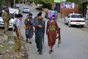 Talibanes disuelven con violencia una protesta en Afganist&aacute;n