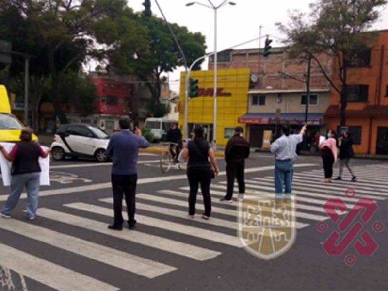 Vecinos de tres colonias de Azcapotzalco exigen retiro de autos de la FGJCDMX