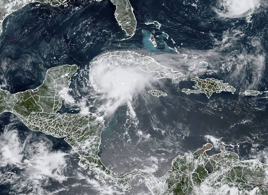 Huracán Grace toca tierra en la península de Yucatán y desata lluvias