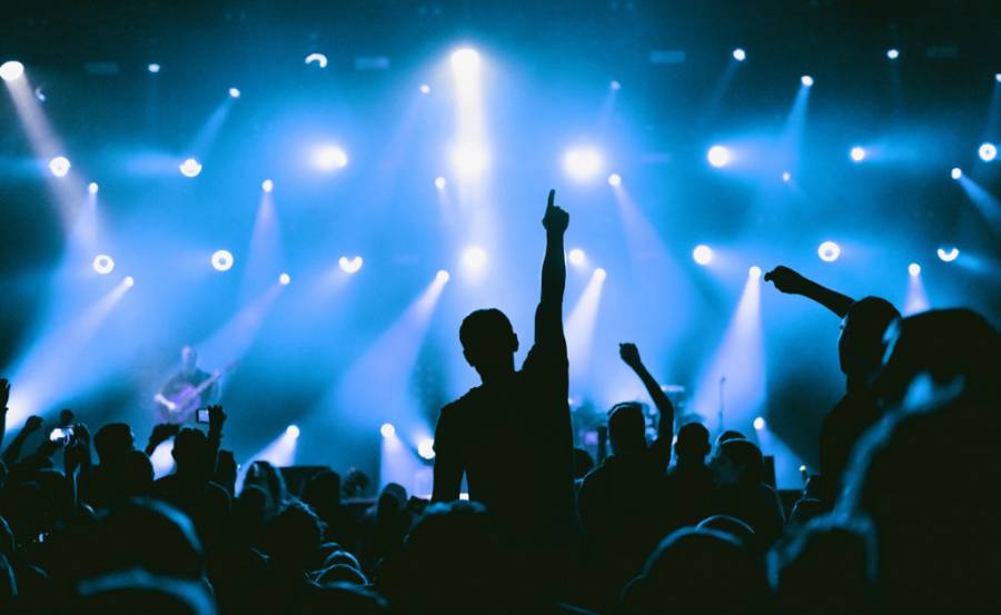 Nueva York celebrar&aacute; concierto con miles de personas, a pesar de la pandemia y la amenaza de hurac&aacute;n