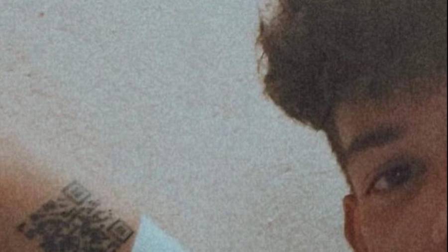 Joven italiano se tat&uacute;a su pasaporte sanitario