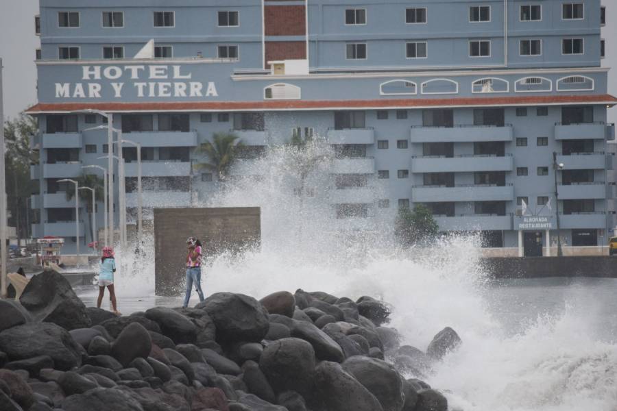 Huracán Grace se degrada a categoría 1; se ubica a 100 km de la CDMX