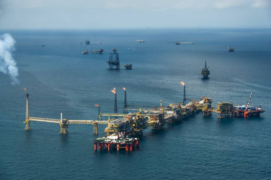 Reportan explosi&oacute;n en plataforma de Pemex en sonda de Campeche; hay 5 lesionados