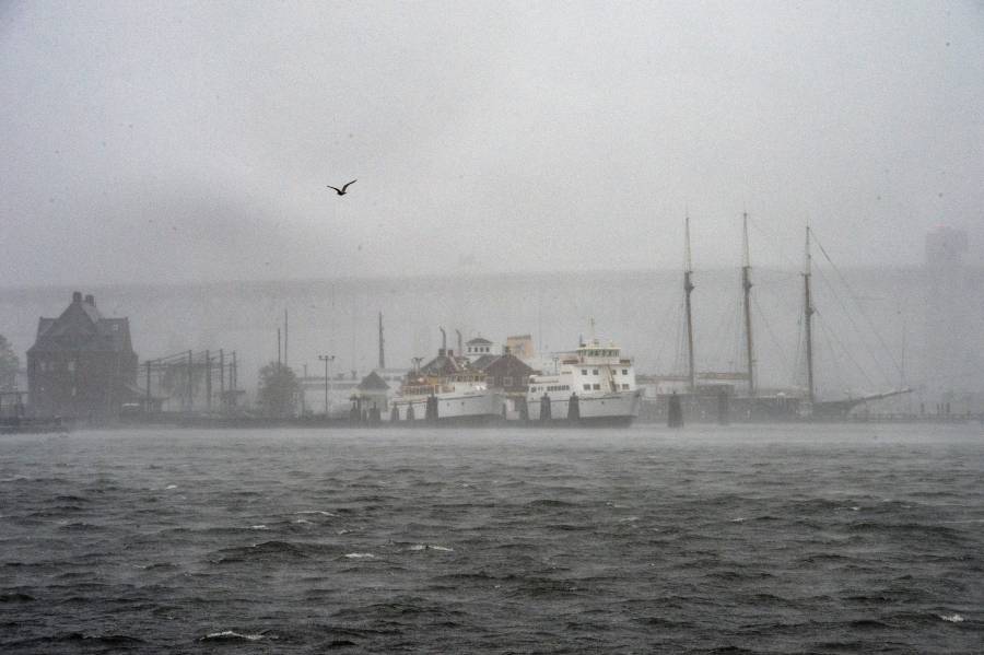 “Henri” sigue provocando fuertes lluvias en Nueva York y estados aleda&ntilde;os