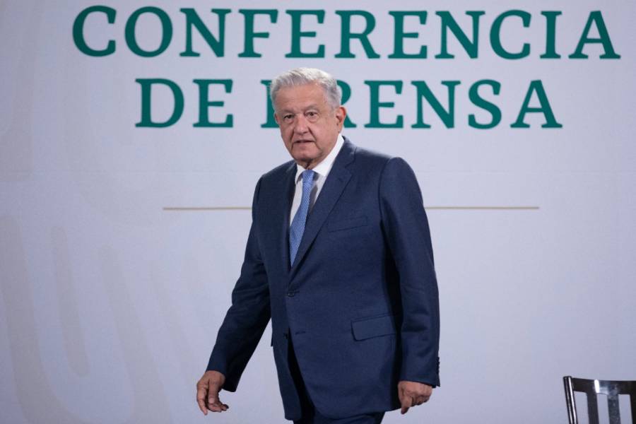 Un muerto, heridos y desaparecidos, en explosión de plataforma de Pemex: AMLO