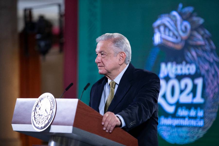 AMLO da pésame a familiares de 5 trabajadores fallecidos en plataforma de Pemex; 