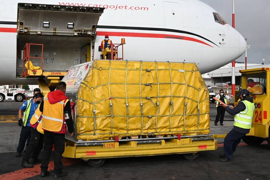 Llegan a México 1.75 millones de vacunas de Moderna donadas por EEUU