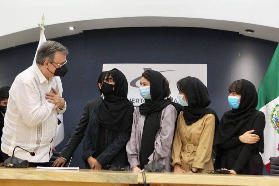 Llegan primeras mujeres refugiadas de Afganist&aacute;n