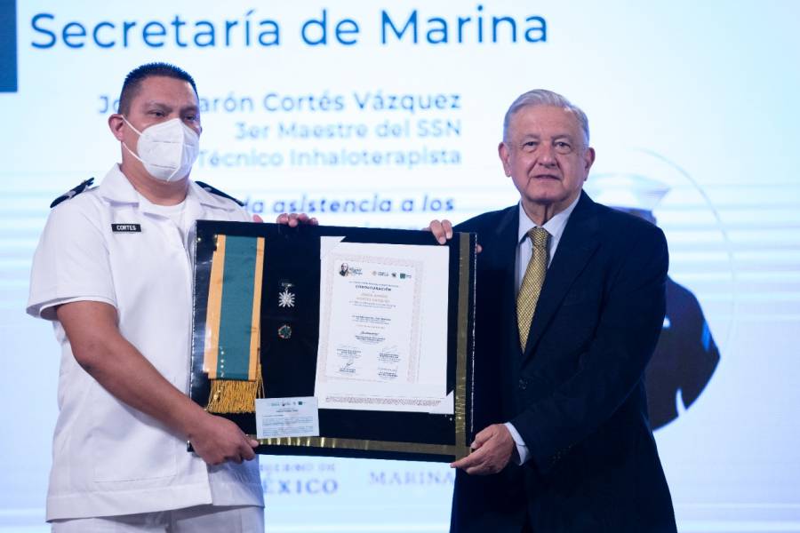 Entregar&aacute;n 6 mil 650 condecoraciones grado banda a personal m&eacute;dico