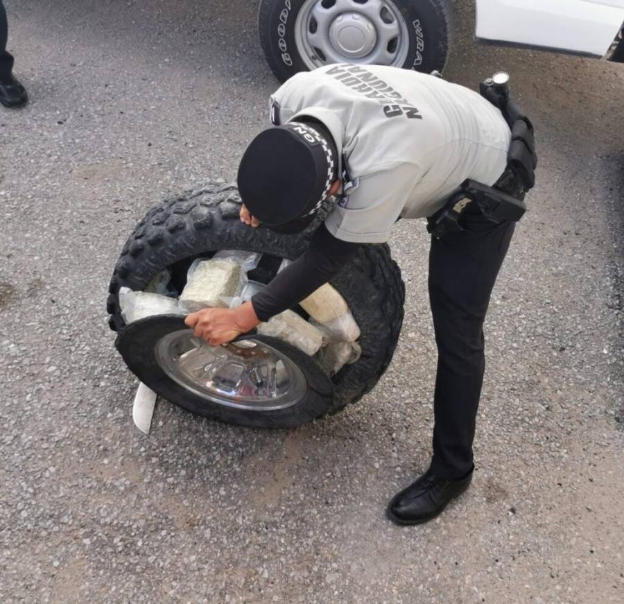 En Chihuahua localizan mariguana en llantas de una camioneta