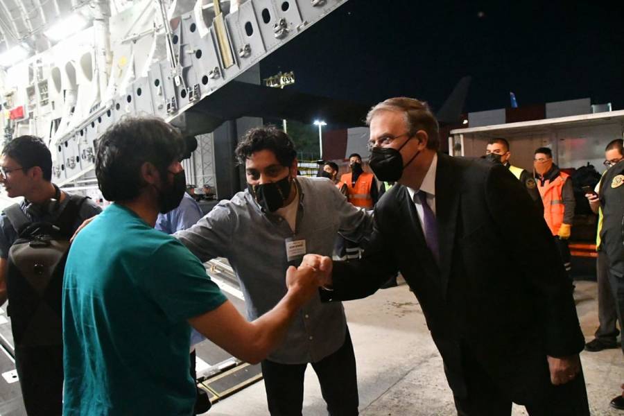 México acoge a 124 afganos, entre ellos reporteros y sus familias