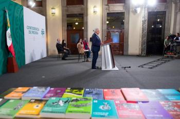 Gobierno presenta colección de 21 libros que regalará entre población