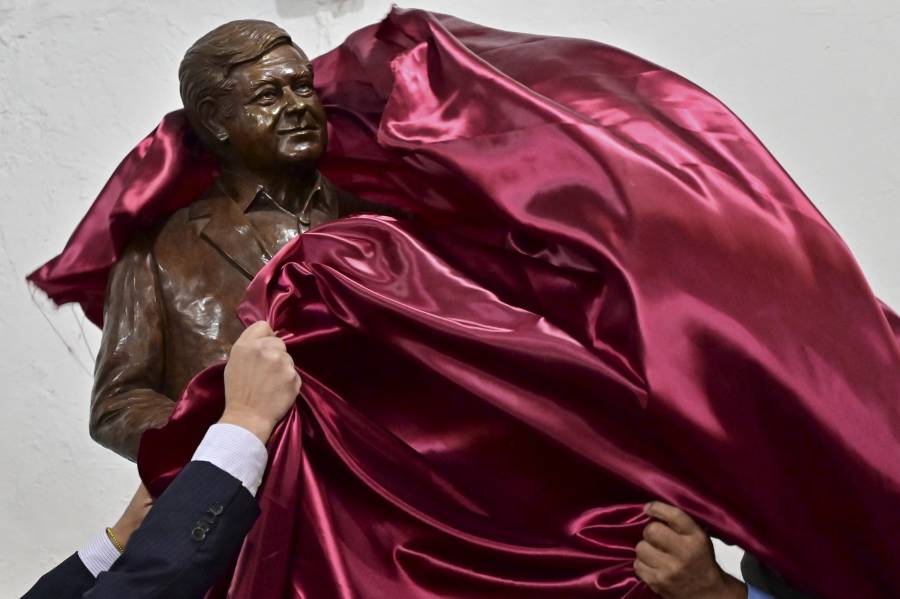Develan estatua 