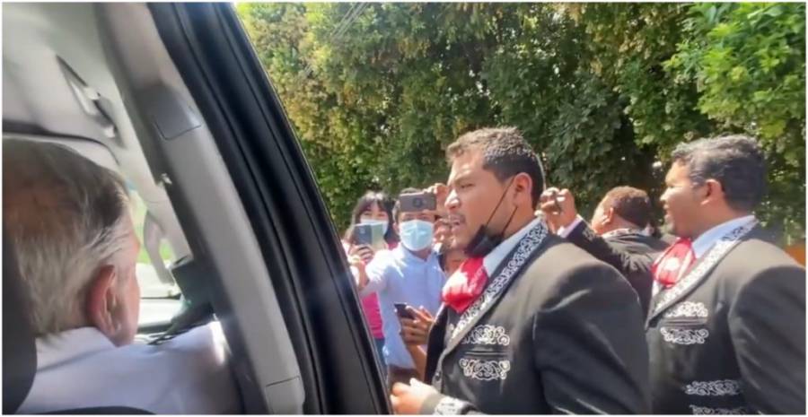 AMLO compartió en redes sociales su serenata con mariachi en Chiapas