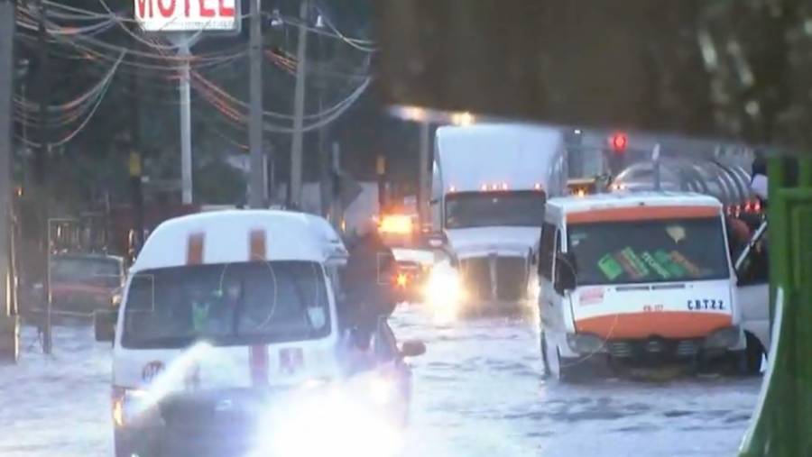 Lluvia provoca inundaciones en Ecatepec