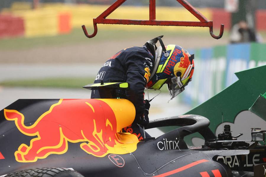 Checo Pérez choca antes de la salida y pierde participación en GP de Bélgica