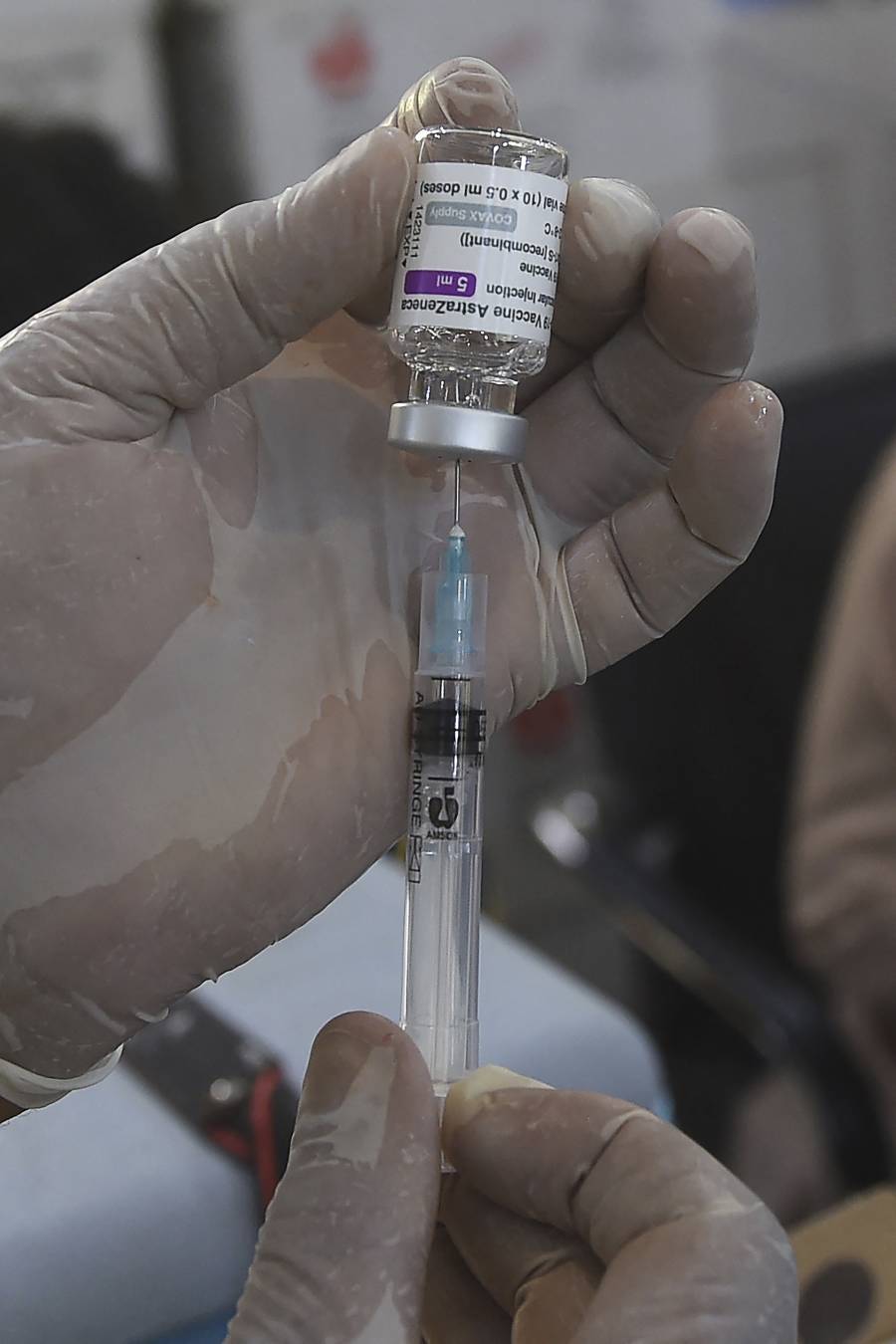 Liberan 6 lotes de vacuna AstraZeneca envasados en M&eacute;xico