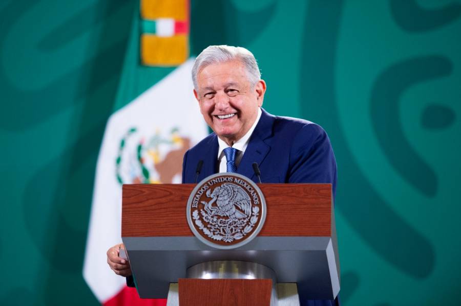 “Es un d&iacute;a muy importante”. dice AMLO al dar banderazo de regreso a clases