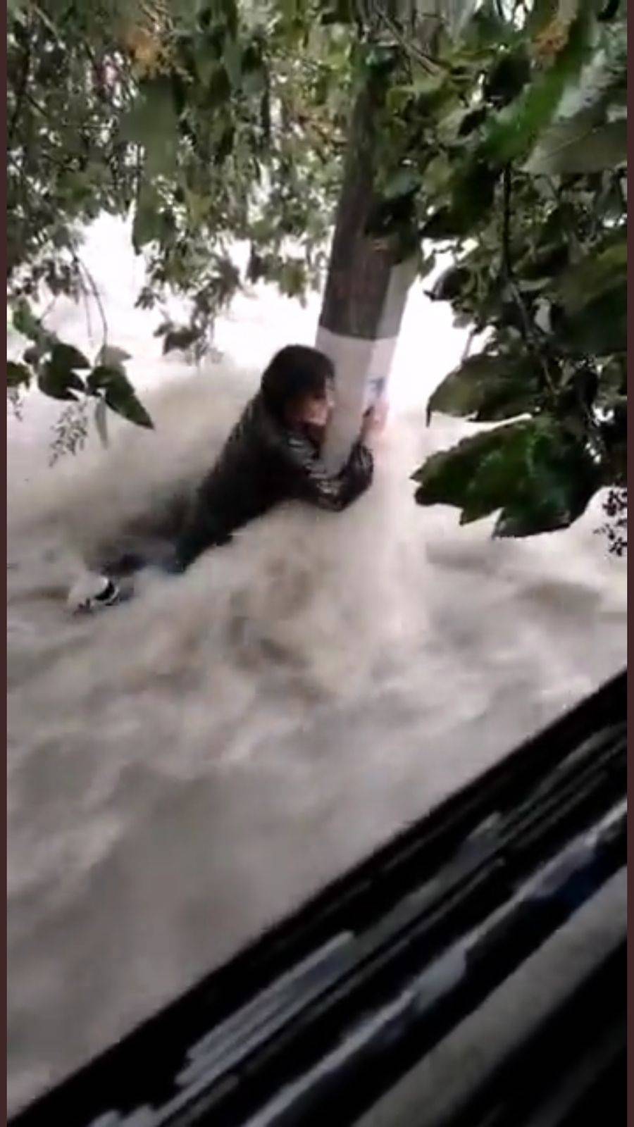 En Tlalnepantla dos personas son tragadas por una corriente de agua