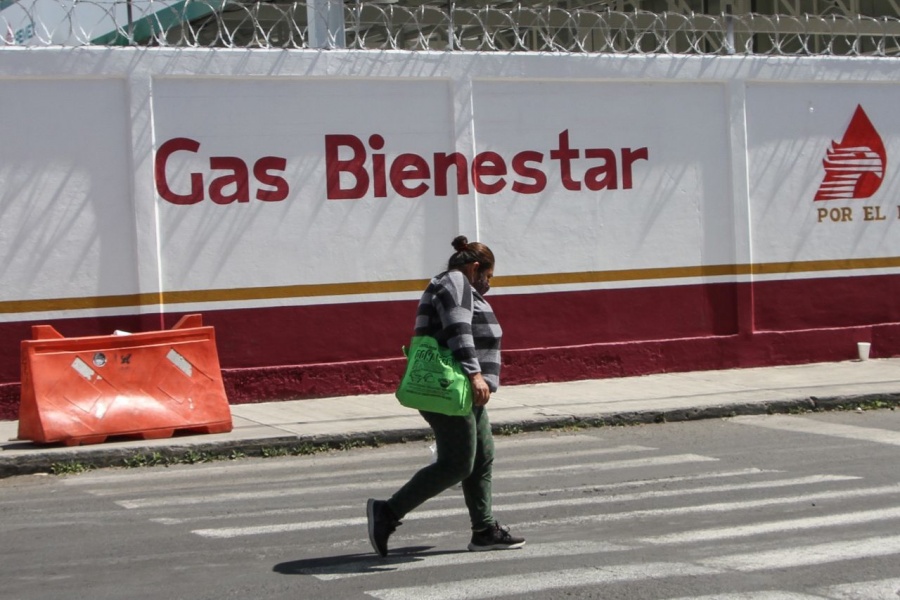 En nuevo promocional, AMLO asegura que no ha aumentado precio de combustibles