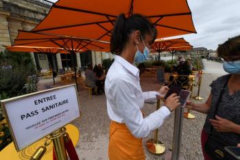 Francia extiende el pase sanitario a empleados en contacto con el público