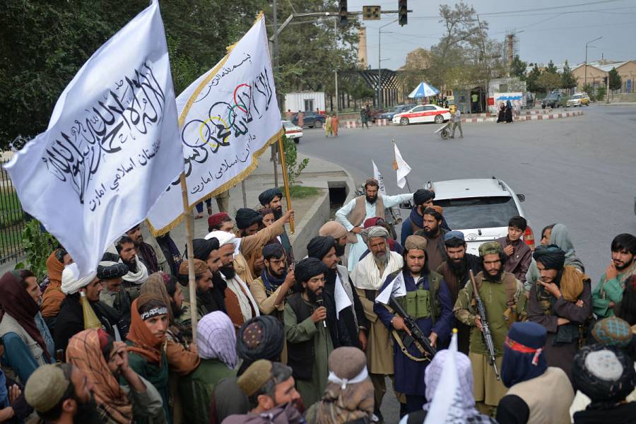 Talibanes festejan su victoria tras salida de los últimos soldados de EEUU de Afganistán