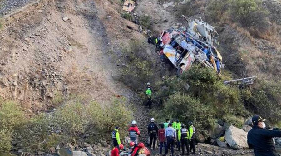 En Perú, cae autobús a un precipicio; es el tercer accidente en 4 días