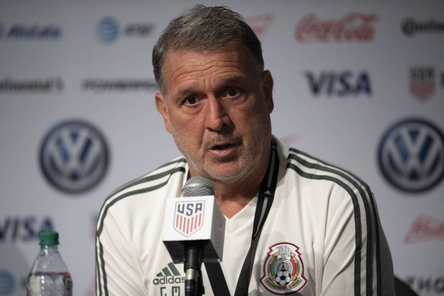 “Tata” Martino molesto con clubes y la FIFA por bajas de Ra&uacute;l Jim&eacute;nez y Johan V&aacute;squez