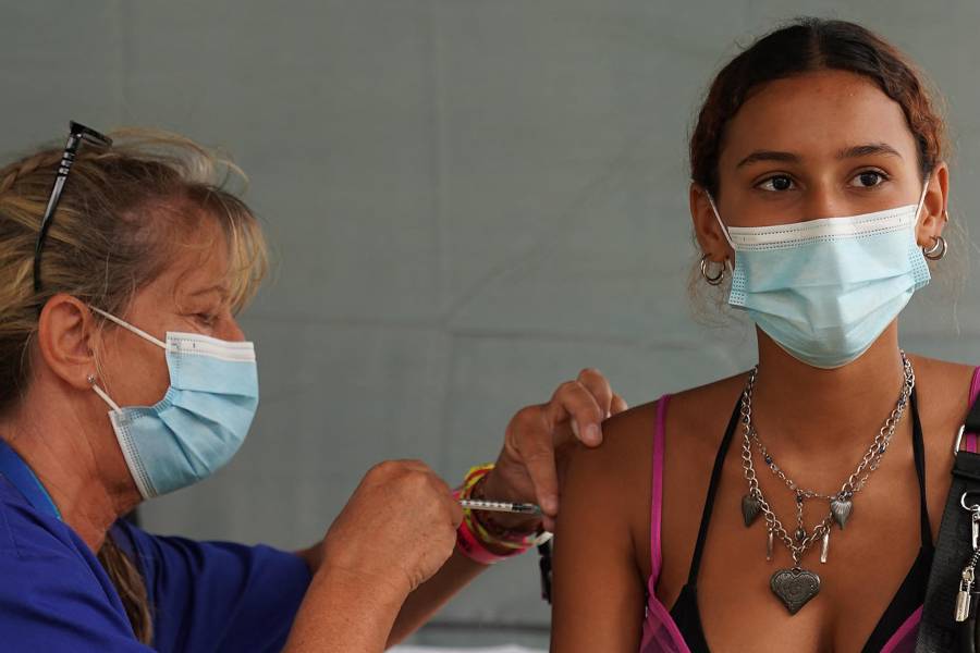 Reino Unido aplicará tercera dosis de vacuna Covid a población vulnerable