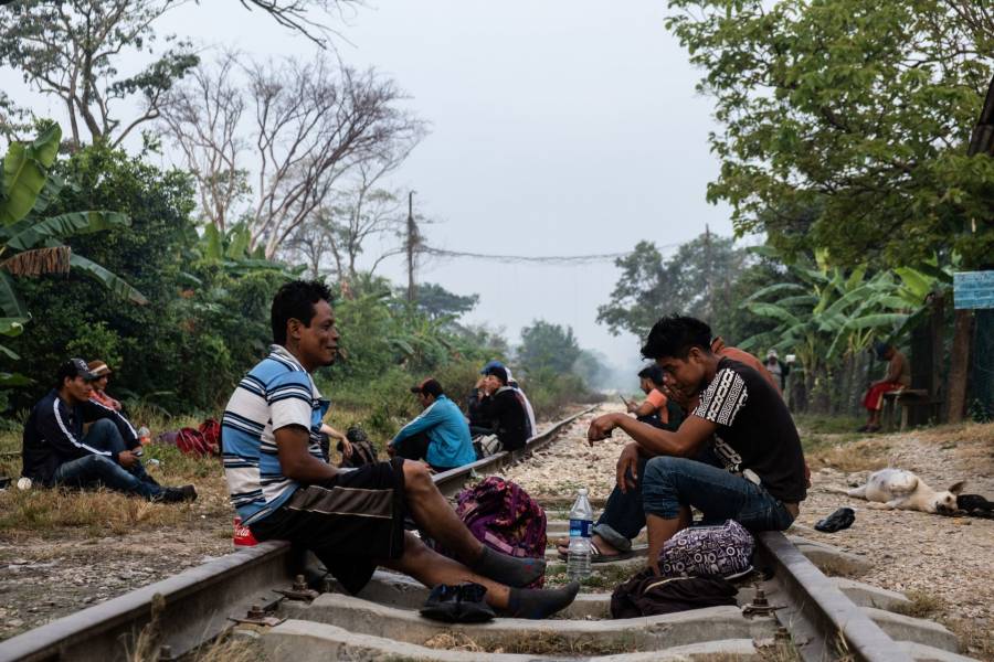 Critican migrantes que AMLO presuma remesas como logro de gobierno