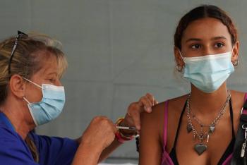 Reino Unido aplicar&aacute; tercera dosis de vacuna Covid a poblaci&oacute;n vulnerable
