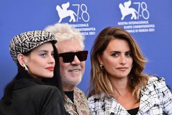 Pedro Almod&oacute;var y Pen&eacute;lope marcan inauguraci&oacute;n del Festival de Venecia