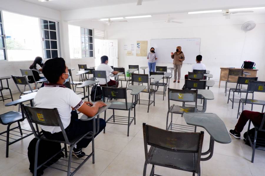 Puebla: Suspenden clases en dos preparatorias por Covid-19