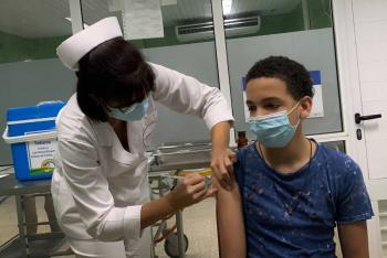 Autoridades y expertos se&ntilde;alan que vacunaci&oacute;n Covid en menores es necesaria