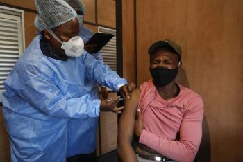&Aacute;frica a un paso de no cumplir meta de vacunaci&oacute;n Covid a grupos vulnerables
