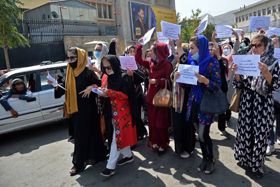 Mujeres afganas protestan ante anuncio de talibanes sobre nuevo gobierno